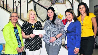 Banesco entregó donación a la Casita de Mausi