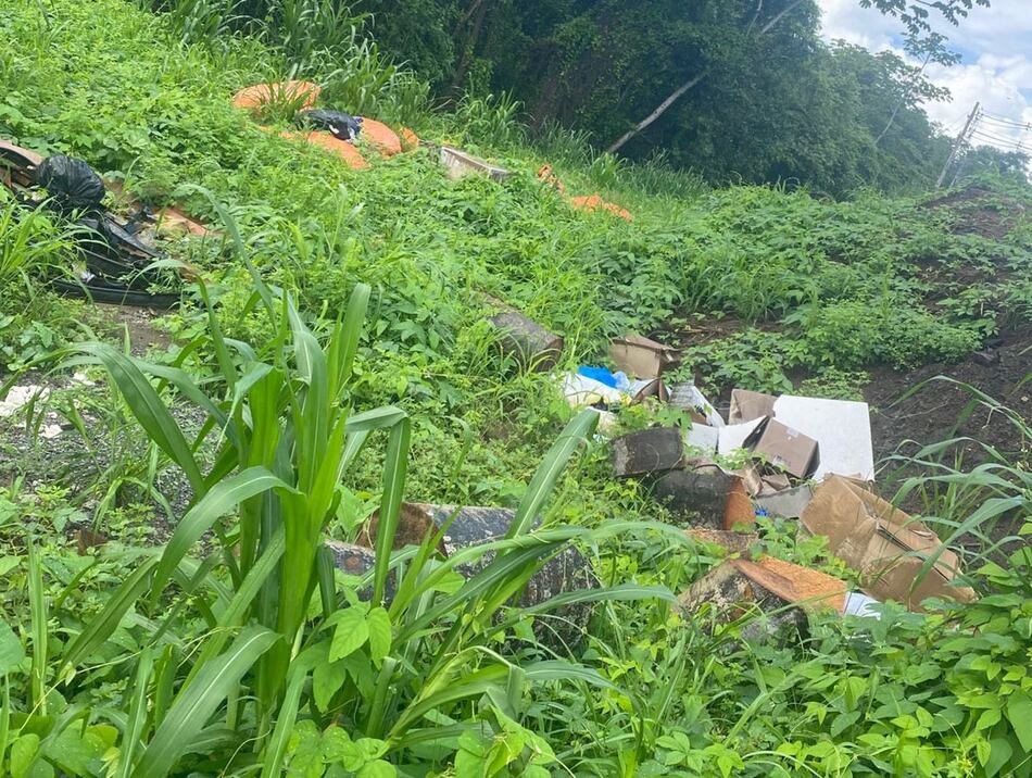 Ministerio Público abre investigación por botadero ilegal de basura y caliche en el río Juan Díaz