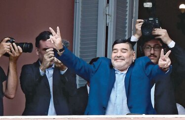 Diego Maradona entregó un proyecto solidario al presidente argentino