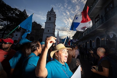 Docentes conmemoran su día y reclaman la reincorporación de 298  huelguistas separados