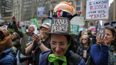 Manifestantes exigen que Donald Trump revele sus impuestos