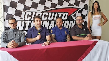 A la pista, pilotos de motos y autos en La Chorrera