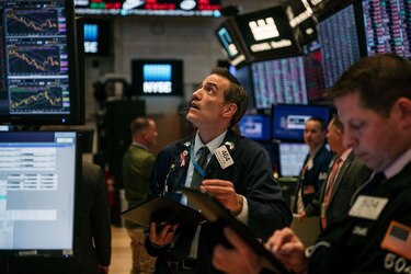 Dow Jones vuelve a bajar por epidemia de nuevo coronavirus y Nasdaq recupera terreno
