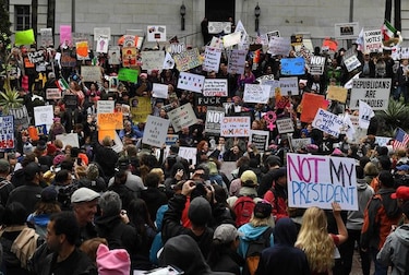 'No es mi presidente', gritan miles en Nueva York en protesta contra Donald Trump