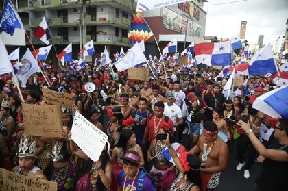 ‘¿Queremos consulta? ¡No!’, gritan miles de ciudadanos que marcharon a la Asamblea; antimotines los dispersa con gas lacrimógeno