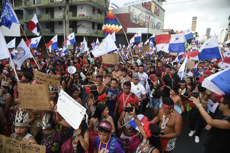 ‘¿Queremos consulta? ¡No!’, gritan miles de ciudadanos que marcharon a la Asamblea; antimotines los dispersa con gas lacrimógeno