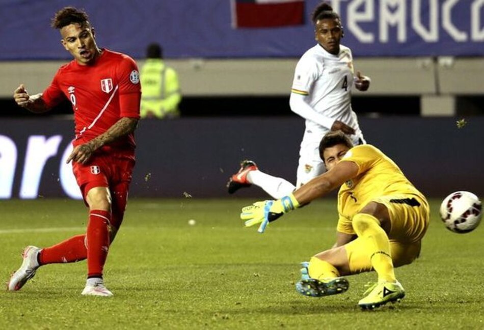 Tres goles de Guerrero ponen a Perú en semifinales