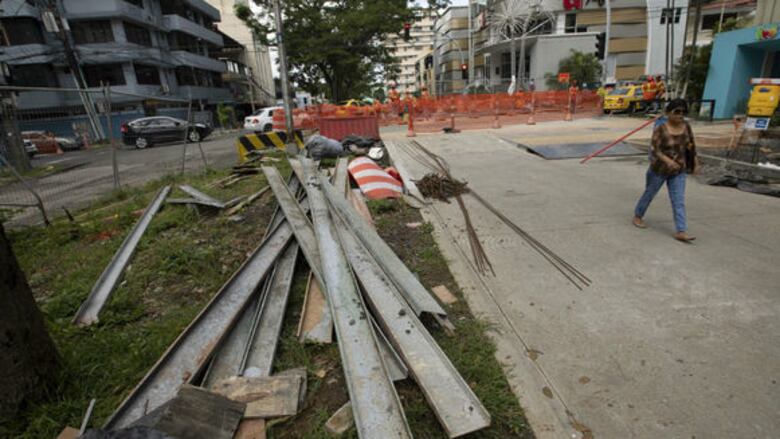 Tras aguacero se producen daños en una losa cerca a la vía Argentina