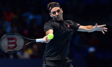 Federer derrota a Berrettini y sigue con vida en el Masters