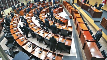 Asamblea instala sesiones extraordinarias; se calienta ambiente por magistrados
