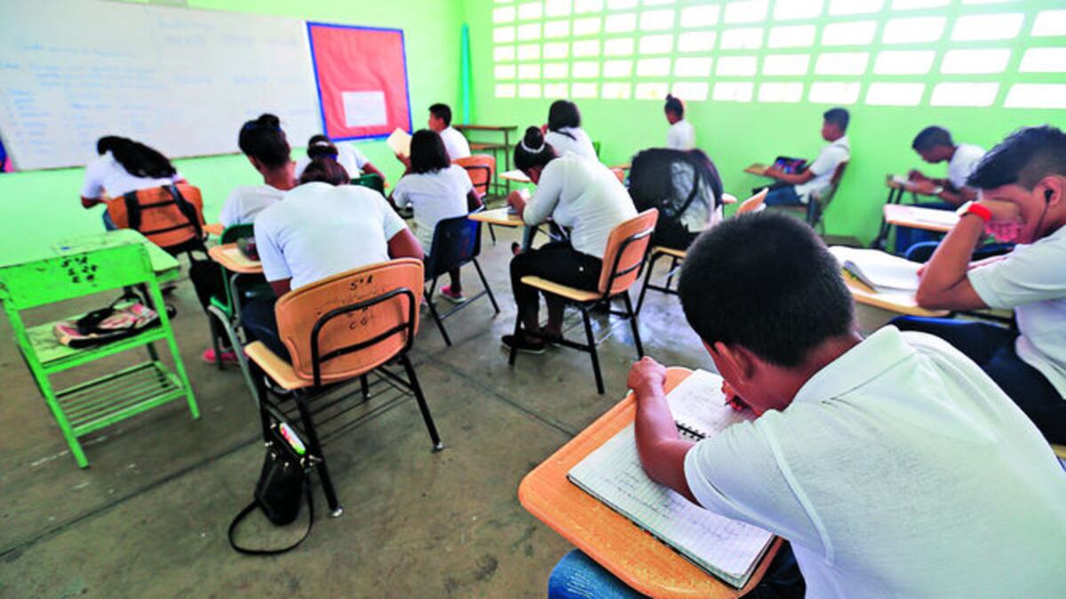 La muestra está conformada por 7 mil 842 personas, entre estudiantes, docentes, directores, supervisores y acudientes de 47 escuelas. LA
