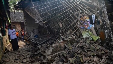 Cinco muertos y varios heridos tras un fuerte terremoto en Indonesia