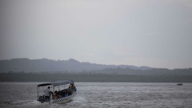 Huracán Earl llega a Belice con poderosos vientos y lluvias