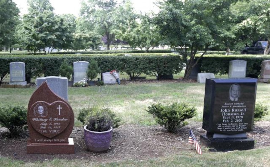 Lápida de Houston dice 'I will always love you'