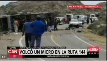 Al menos 12 muertos al volcar autobús en ruta montañosa de Argentina