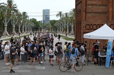 La quinta ola de la pandemia acelera nuevas restricciones en España