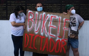 Destituciones en El Salvador encienden las alarmas sobre el autoritarismo de Nayib Bukele