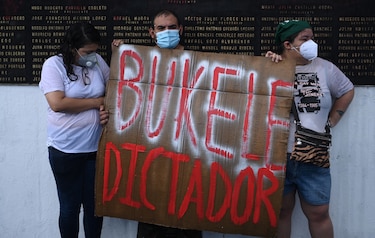 Destituciones en El Salvador encienden las alarmas sobre el autoritarismo de Nayib Bukele