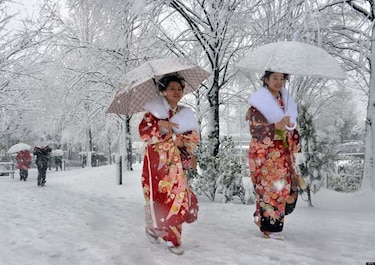 Miles de pasajeros bloqueados por la nieve en el norte de Japón