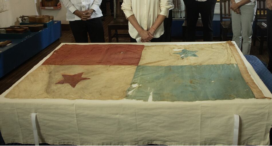 Bandera testigo de la separación de Panamá de Colombia va rumbo a España para su restauración