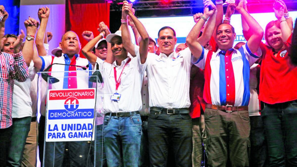 De izquierda a derecha: Benicio Robinson, presidente del PRD; Bernardo Meneses, del Frente de la Juventud; Pedro Miguel González, secretario general; Javier Sucre, quint