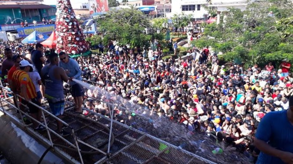 Abarrotado el parque Unión de Chitré