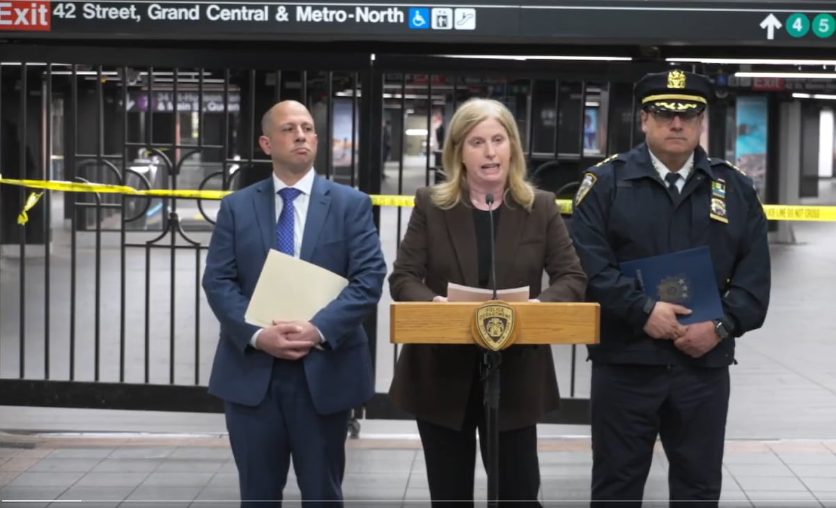 La policía mata a un hombre que apuñaló a varias personas en el metro de Nueva York