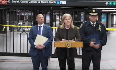 La policía mata a un hombre que apuñaló a varias personas en el metro de Nueva York