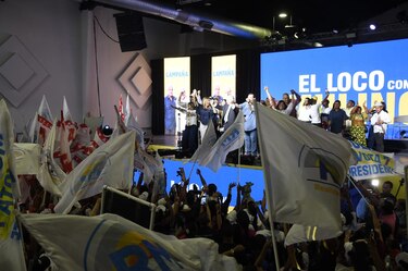 El balance de los cierres de campaña: discursos, música, hoteles y plazas públicas