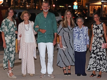 La reina Sofía y la princesa Irene de Grecia se van de cena con los reyes de España y sus hijas