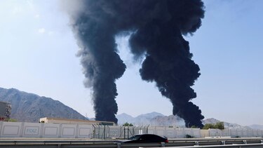 Irán golpea el aeropuerto de Dubái y un puerto petrolero clave de Emiratos Árabes Unidos
