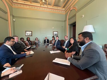 La CEO de la empresa panameña Wisy, participó en una reunión con legisladores de Estados Unidos sobre la regulación de la IA