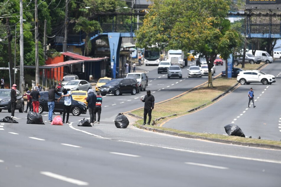 Manifestantes cierran vía frente a la Universidad de Panamá en rechazo a la reforma de la CSS