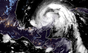 Zeta se degrada a tormenta tropical tras tocar tierra en el Caribe mexicano