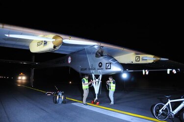 Primer avión solar tripulado cumple su hazaña al llegar a Marruecos