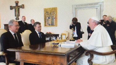 Papa Francisco auspicia en el Vaticano acuerdo político entre Juan Manuel Santos y Álvaro Uribe