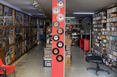 La tienda de discos más grande del Caribe sobrevive por la música colombiana y africana