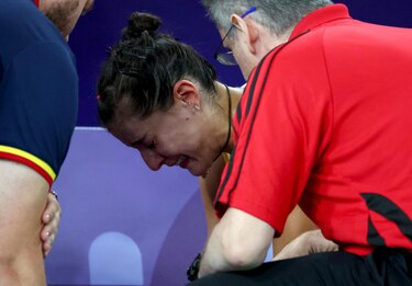 España llora junto a Carolina Marín, quien se lesiona la rodilla derecha