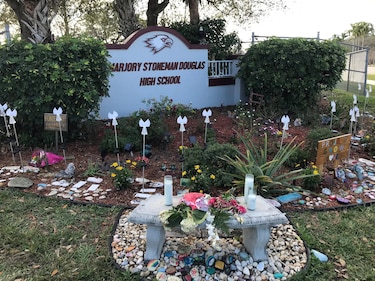 Florida ondea la bandera de Estados Unidos a media asta por la matanza de Parkland