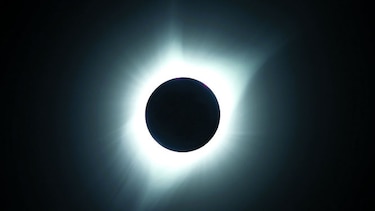 Eclipse solar oscurece el cielo y atrapa las miradas