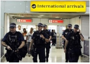 Refuerzan la seguridad en aeropuertos británicos tras alerta de Estados Unidos