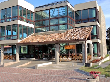 Una biblioteca a la vera del río Caldera