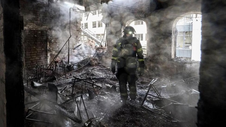 Los ‘héroes de Járkov’ que rescataron a 48 niños de un jardín de infantes que fue atacado por drones rusos en Ucrania