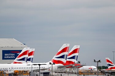 Reino Unido comienza cuarentena que afectará aún más a las aerolíneas