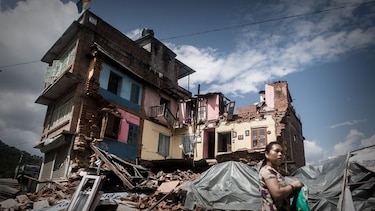 Unión Europea busca a mil de sus ciudadanos después del terremoto en Nepal