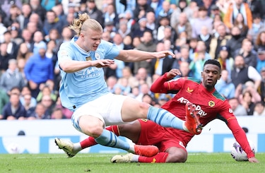 Cuatro goles de Haaland responden al Arsenal