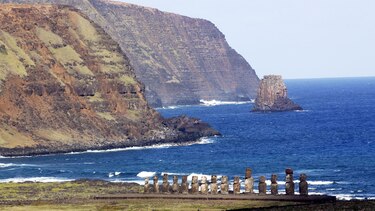 ‘Algún día volverán al océano’: la lenta destrucción de los moái en la Isla de Pascua