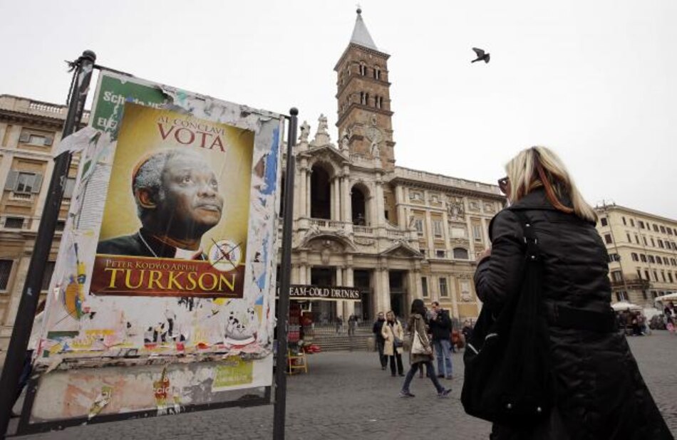Aparecen en Roma pósters promoviendo cardenal de Ghana como Papa