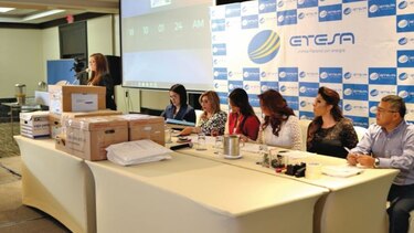 Empresas de 7 países entregan documentos para línea de trasmisión
