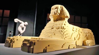 Exhiben esculturas hechas con Lego